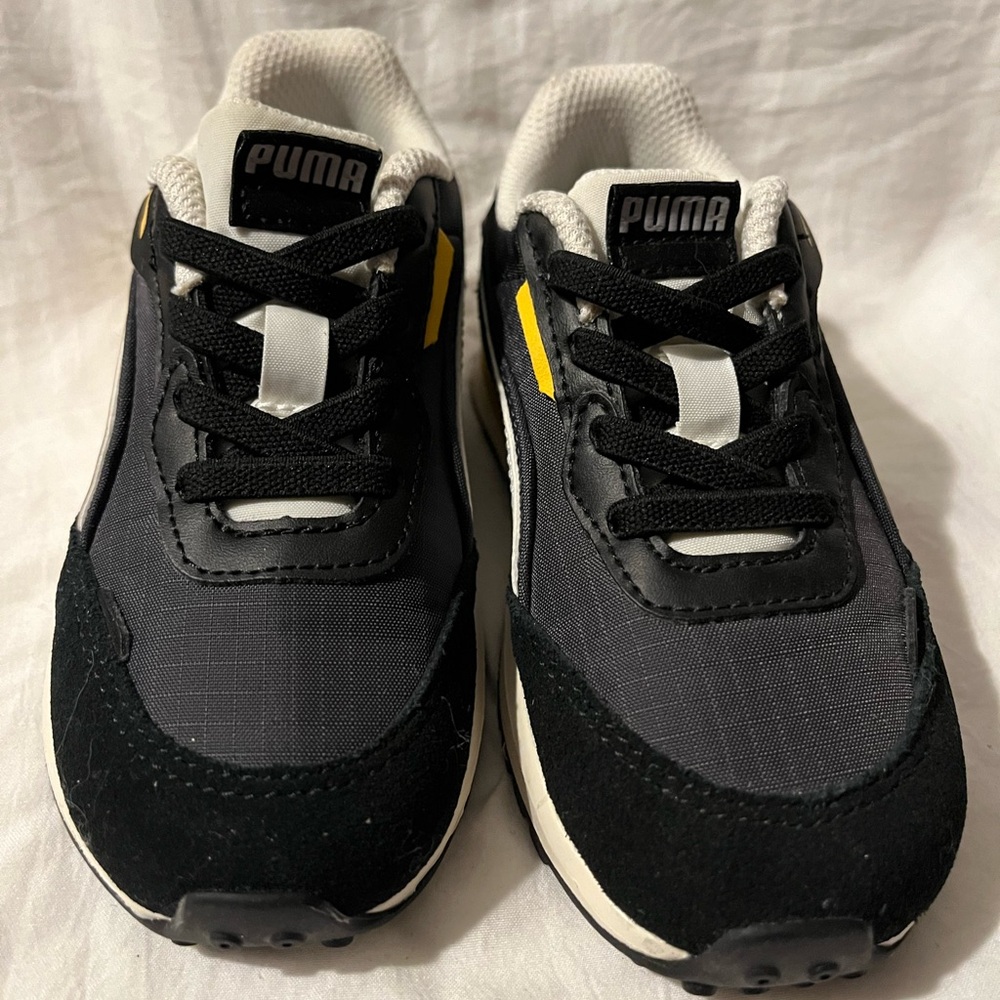 Puma toddler sneaker size 9. In new condition.